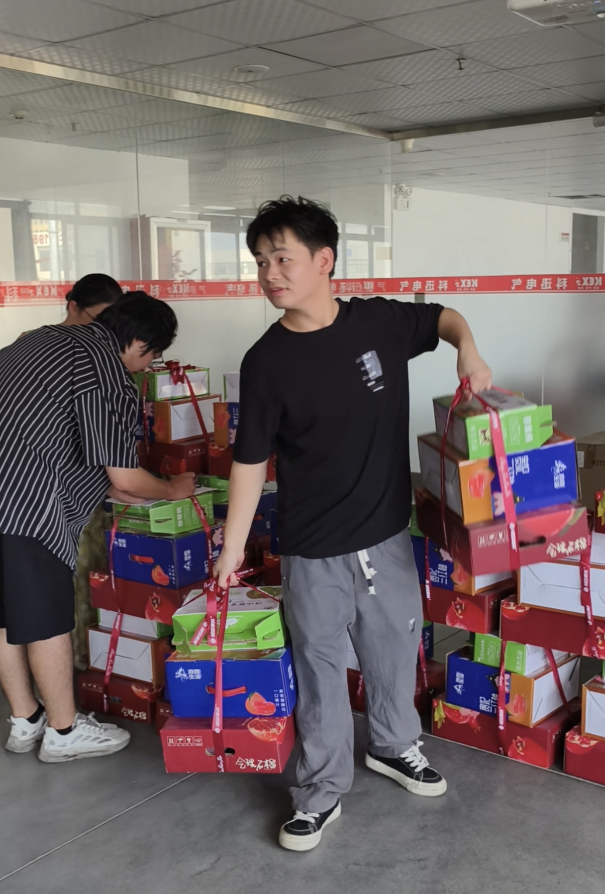 Orta payız festivalı münasibətilə, Kexun Elektrik hər işçi üçün incə hədiyyə qutularını hazırladı.