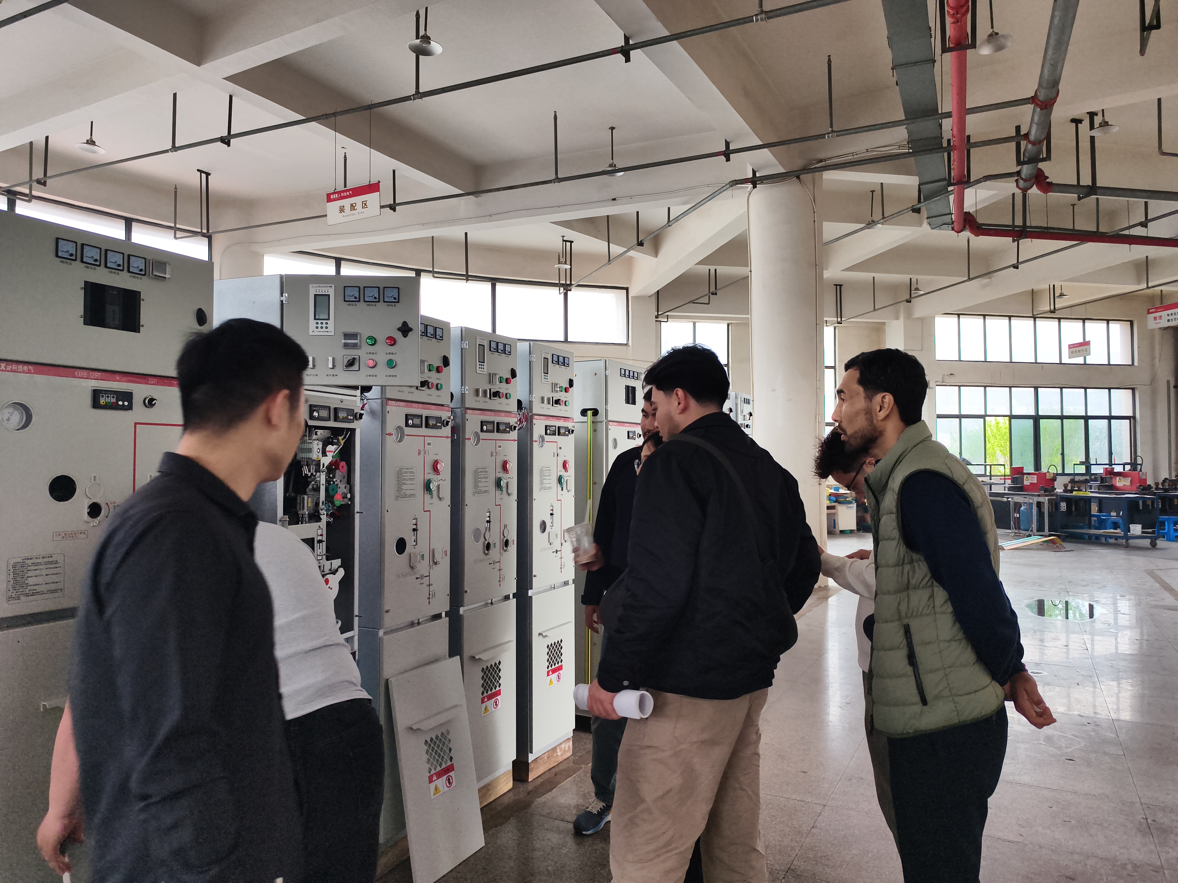 Qazaxıstan Müştəriləri Kexun Electric-in Yüksək Gərginlikli Elektrik Paylayıcı Avadanlıq İstehsalat Bazasını ziyarət ediblər